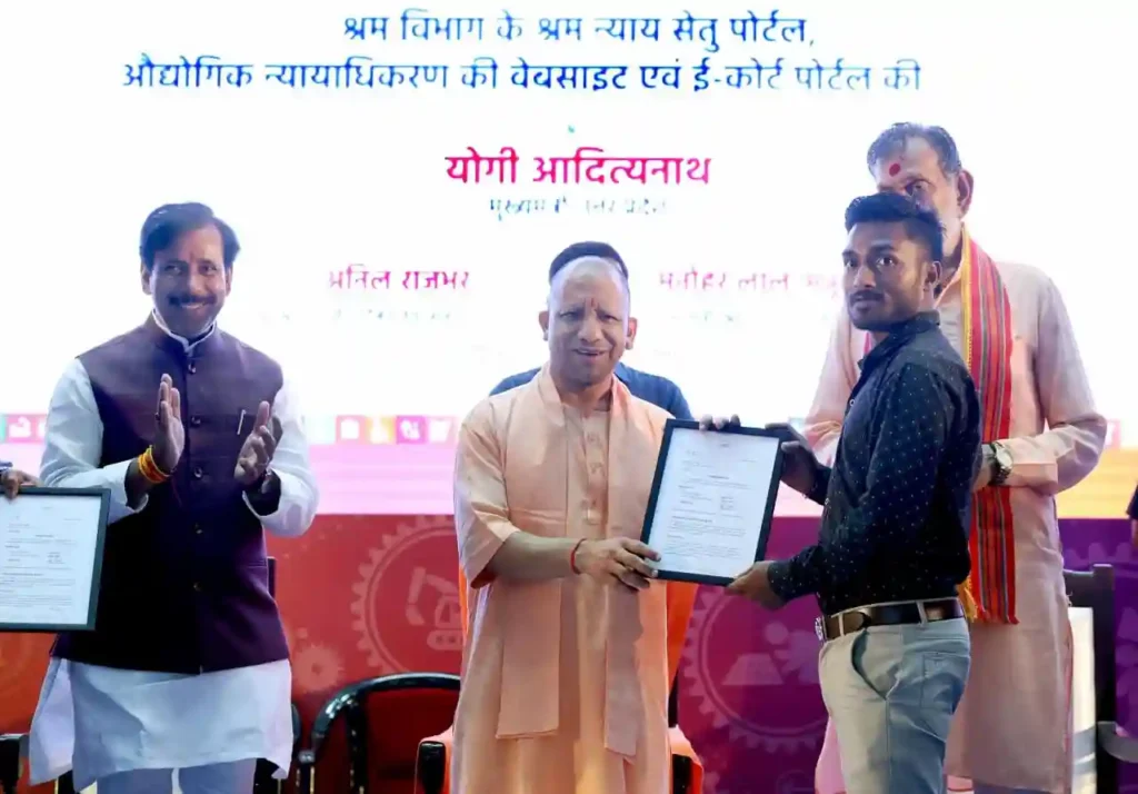 UP : यूपी के युवाओं को न्यूनतम वेतन की गारंटी , कर्मचारियों के शोषण पर लगाम