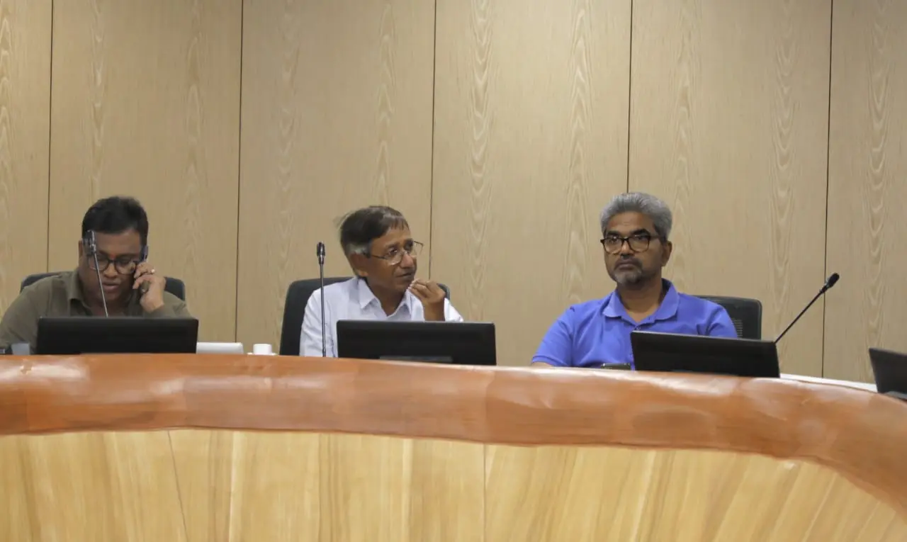 बारिश से प्रभावित रेलवे ट्रैक को बहाल करने जुटा दक्षिण मध्य रेलवे