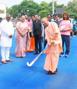 CM Yogi : हॉकी की स्टिक पकड़ अलग अंदाज में दिखे सीएम योगी, 88 खिलाड़ियों का सम्मान