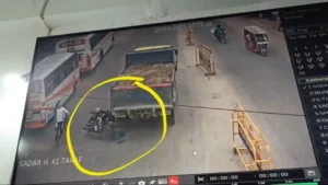 UP News: अवैध खनन से सड़क हादसा ? डंपर ने बाइक सवार को रौंदा