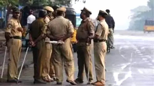 AP : चित्तूर में 40 लाख रुपये मूल्य की लाल चंदन की लकड़ियां जब्त