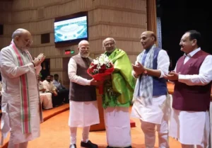 National: प्रधानमंत्री मोदी ने संसद में सीपी राधाकृष्णन का किया सम्मान