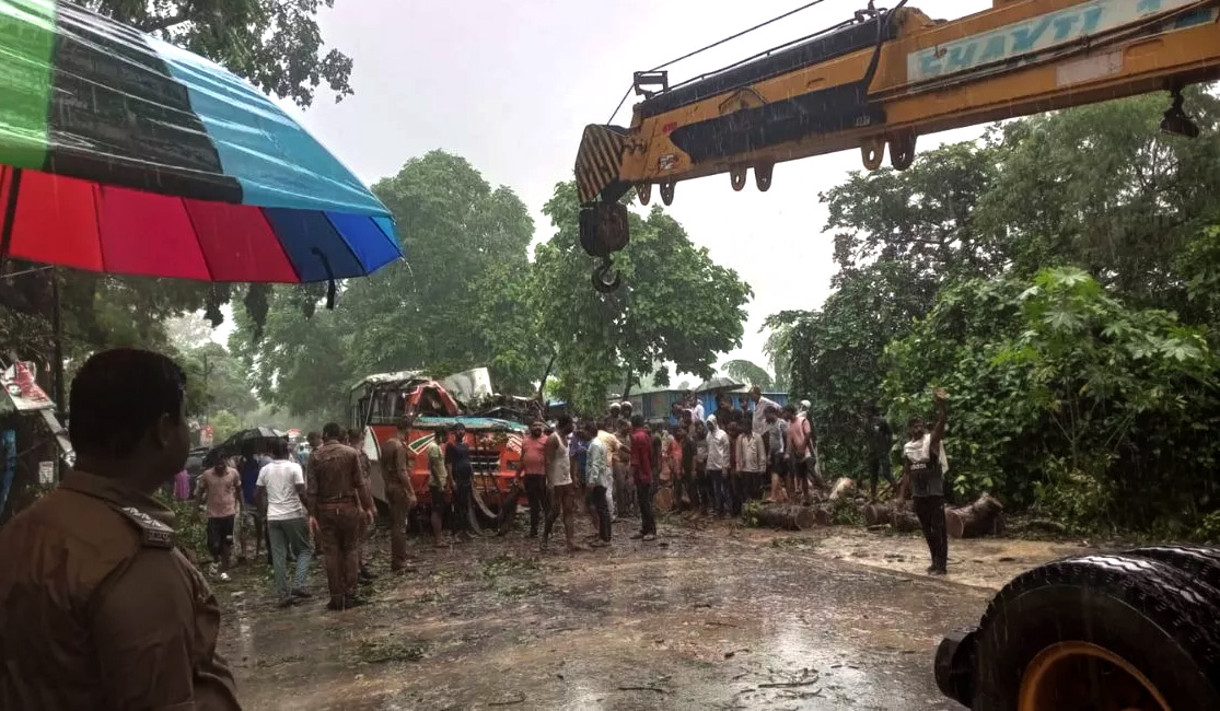 बाराबंकी में बस पर गिरा बरगद का पेड़, पांच शिक्षकों की मौत,17 घायल