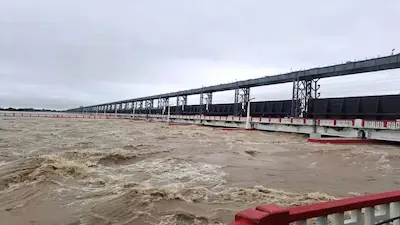 Bihar : बिहार में उफान मार रही गंगा और कोसी, स्थिति गंभीर