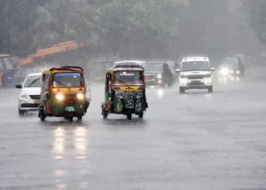 Weather: बारिश से अयोध्या-लखनऊ हाईवे पर ओवरब्रिज धंसा, बिहार में बिगड़े हालात