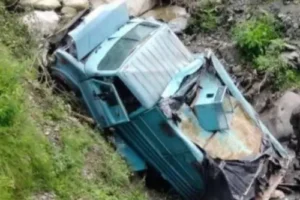 सीआरपीएफ का वाहन खाई में गिरा, 03 जवानों की मौत, 12 घायल