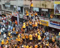 Mumbai : दही हांडी उत्सव के दाैरान गिरने से दो की मौत, 200 घायल