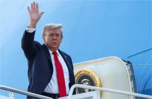 USA : डोनाल्ड ट्रंप पहुंचे अलास्का, पुतिन के साथ आज होगी अहम बैठक