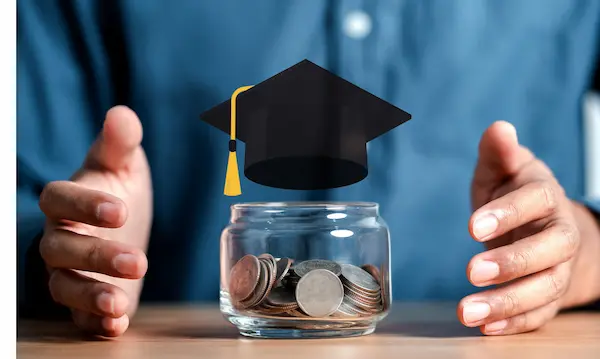 National : अच्छी शिक्षा व डिग्री हासिल करने के लिए भारी कर्ज लेने से बचें छात्र