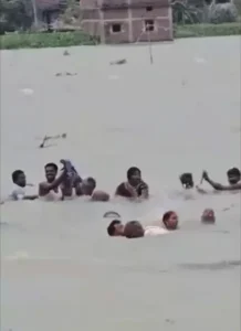 Bihar Flood : बाढ़ में पलटी नाव, पानी में कूदे लोग, गांव वालों ने किया रेस्क्यू