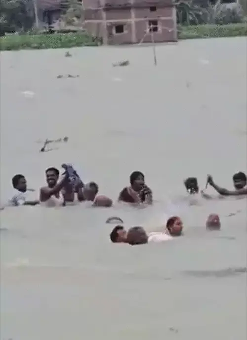 Bihar Flood : बाढ़ में पलटी नाव, पानी में कूदे लोग, गांव वालों ने किया रेस्क्यू