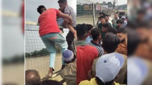 Viral: उफनाती गंगा में कूदने वाला था&#8230; युवकों ने दबोचा और फिर 