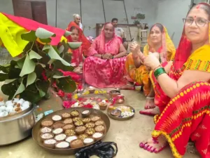 UP: हल छठ में व्रत रखकर महिलाओं ने की पूजा अर्चना