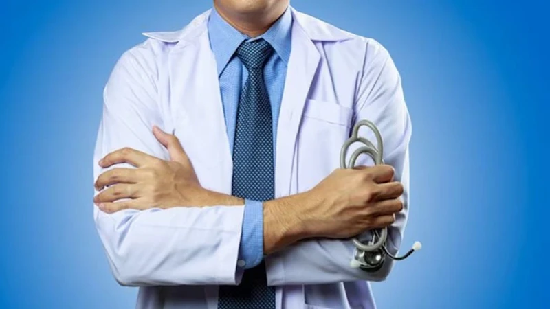 Munnabhai MBBS : गले में आला, मुंह पर मास्क लगा खुद को बता रहा था सीनियर डॉक्टर