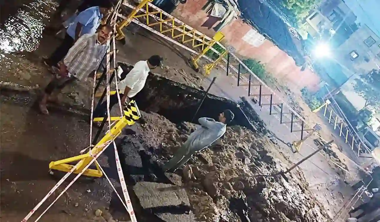 भारी बारिश के बाद ऑटो नगर में ढह गया सीवर का मुख्य हिस्सा, मरम्मत जारी