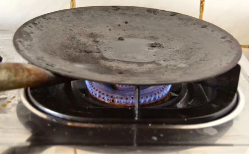 Kitchen Hacks: तवे पर जमी कालीख से अब परेशान होने की जरूरत नहीं, अपनाएं ये तरीका