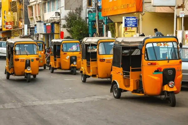 Mancherial : महालक्ष्मी योजना के कारण ऑटो-रिक्शा चालक संकट में