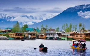 Travel Tips : कम पैकेज में पार्टनर के साथ जरूर घूमिए कश्मीर, आनंद से भर जाएगा जीवन