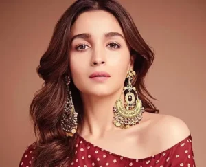 Fashion Tips: हैवी इयररिंग्स पहनने का है शौक तो अपनाएं ये आसान हैक्स