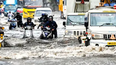 Weather : मुंबई में भारी बारिश से 6 और लोगों की मौत, ट्रेन व हवाई सेवा बाधित