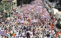 Mumbai : हज़ारों मराठा प्रदर्शनकारी पहुंचे मुंबई, चप्पे-चप्पे पर तैनात पुलिसकर्मी