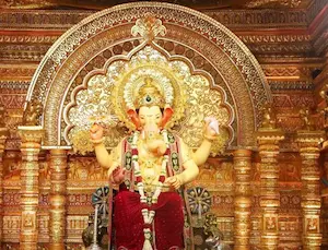 Mumbai : लालबागचा राजा : तिरुपति बालाजी थीम ने मोहा भक्तों का मन