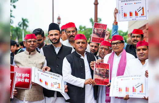 Sansad March LIVE Updates: दिल्ली पुलिस ने संसद मार्ग ब्लॉक किया