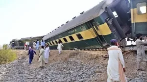 Pakistan : पैसेंजर ट्रेन हुई बेपटरी, 1 की मौत, 20 से ज्यादा लोग घायल