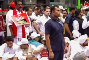 बैरिकेडिंग पर चढ़कर Akhilesh Yadav उस पार कूदे, देखती रह गई दिल्ली पुलिस