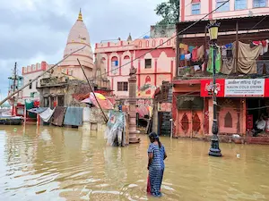 UP : वाराणसी में खतरे के निशान से ऊपर बह रहीं गंगा
