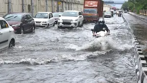 Weather: दिल्ली में जारी रहेगा भारी बारिश दौर, मुंबई में रेड अलर्ट