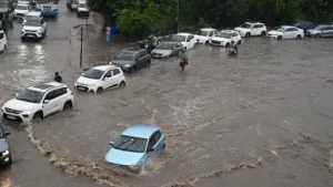 Delhi-NCR में यमुना का कहर: निगमबोध घाट, मठ मार्केट डूबा