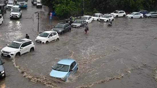 Delhi-NCR में यमुना का कहर: निगमबोध घाट, मठ मार्केट डूबा