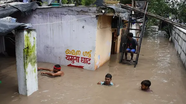 National: कराह रही देश की राजधानी ;हर तरफ बस पानी ही पानी