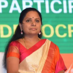 Kavitha : रिश्तों की उड़ी धज्जियां, केसीआर ने बेटी कविता पार्टी से किया निलंबित