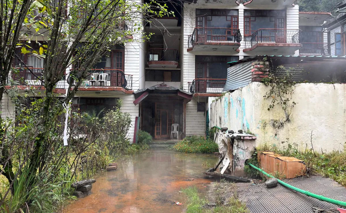 Manali में कुदरत का कहर: गर्म पानी के स्रोत ने मचाई तबाही, करोड़ों का होटल बर्बाद