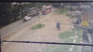 Karnataka: ओवरटेक के चक्कर में बाइक सवार की दर्दनाक मौत, CCTV में कैद हुआ हादसा…