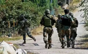 Jammu-Kashmir के कुलगाम में सुरक्षा बलों और आतंकवादियों के बीच मुठभेड़ शुरू