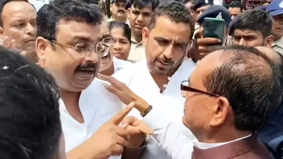 Viral: कांग्रेस विधायक ने शिवराज सिंह चौहान का काफिला रोका