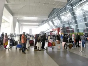 Airport: एयरपोर्ट पर गंदगी और देरी पर जुर्माना