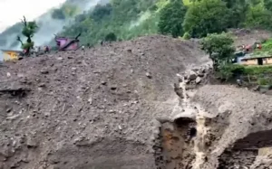 Latest Hindi News : चमोली में बादल फटने से 12 मकान तबाह, 10 लोग मलबे में दब गए