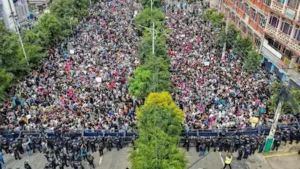 Crisis: नेपाल में ओली सरकार पर संकट