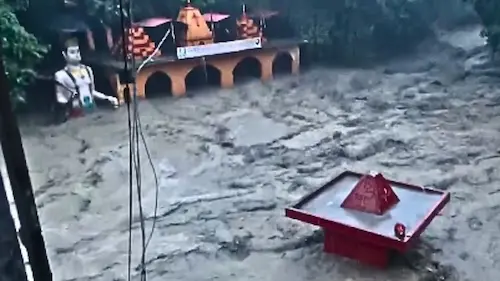 Latest News Uttarakhand : देहरादून में भारी बारिश का कहर