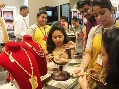 Latest News Gold & Silver : नवरात्र में सोने-चांदी की चमक बढ़ी