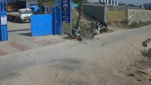 Latest News Hapur : सड़क पर दो बाइकों की जबरदस्त टक्कर