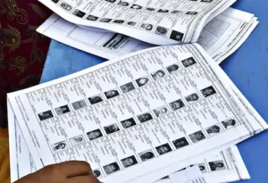Hindi News: वोटरलिस्ट वेरिफिकेशन के लिए आधार जरूरी; राहुल बोले- जब चोरी पकड़ी गई तो ताला लगाया