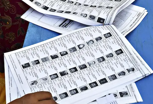 Hindi News: वोटरलिस्ट वेरिफिकेशन के लिए आधार जरूरी; राहुल बोले- जब चोरी पकड़ी गई तो ताला लगाया