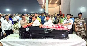 Latest Hindi News : गुवाहाटी में जुबीन गर्ग का अंतिम सफर, श्रद्धांजलि देने उमड़ी भीड़