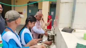 Latest News : कानपुर के जिलाधिकारी ने मिड-डे मील के बर्तन साफ किए