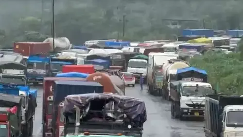 Latest News : एम्बुलेंस को 25 किमी लंबा ट्रैफिक पार करने में देर लगी